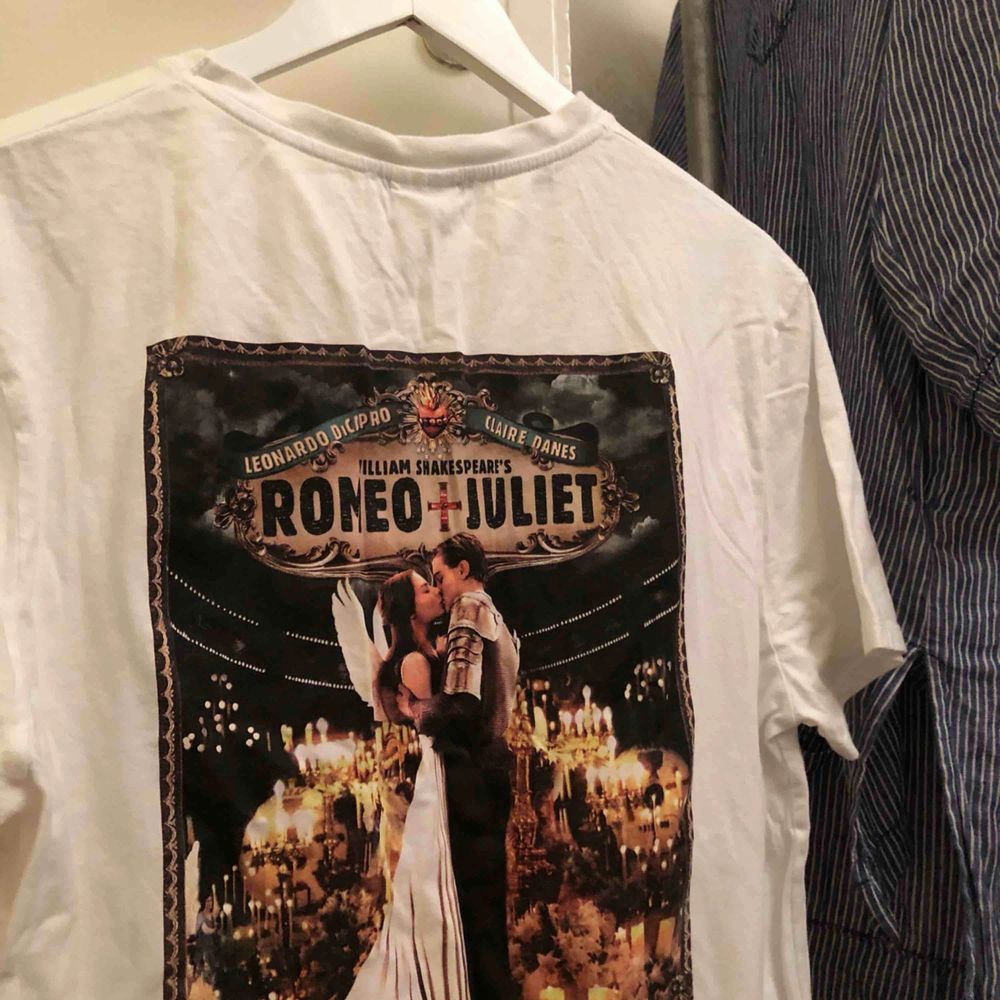 T-shirt med Romeo & Julia tryck. Frakt är inkluderat i priset💘. T-shirts.