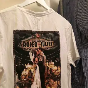 T-shirt med Romeo & Julia tryck. Frakt är inkluderat i priset💘