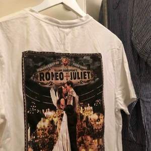  - T-shirt med Romeo & Julia tryck. Frakt är inkluderat i priset💘