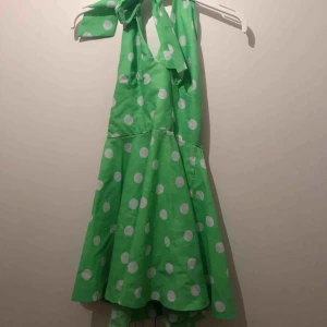  - supersöt klänning i strl 36, vit dragkedja i ryggen 💚