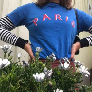  - Cool T-shirt  från gina tricot!! Tryck ’Paris’ Frakt tillkommer:) 