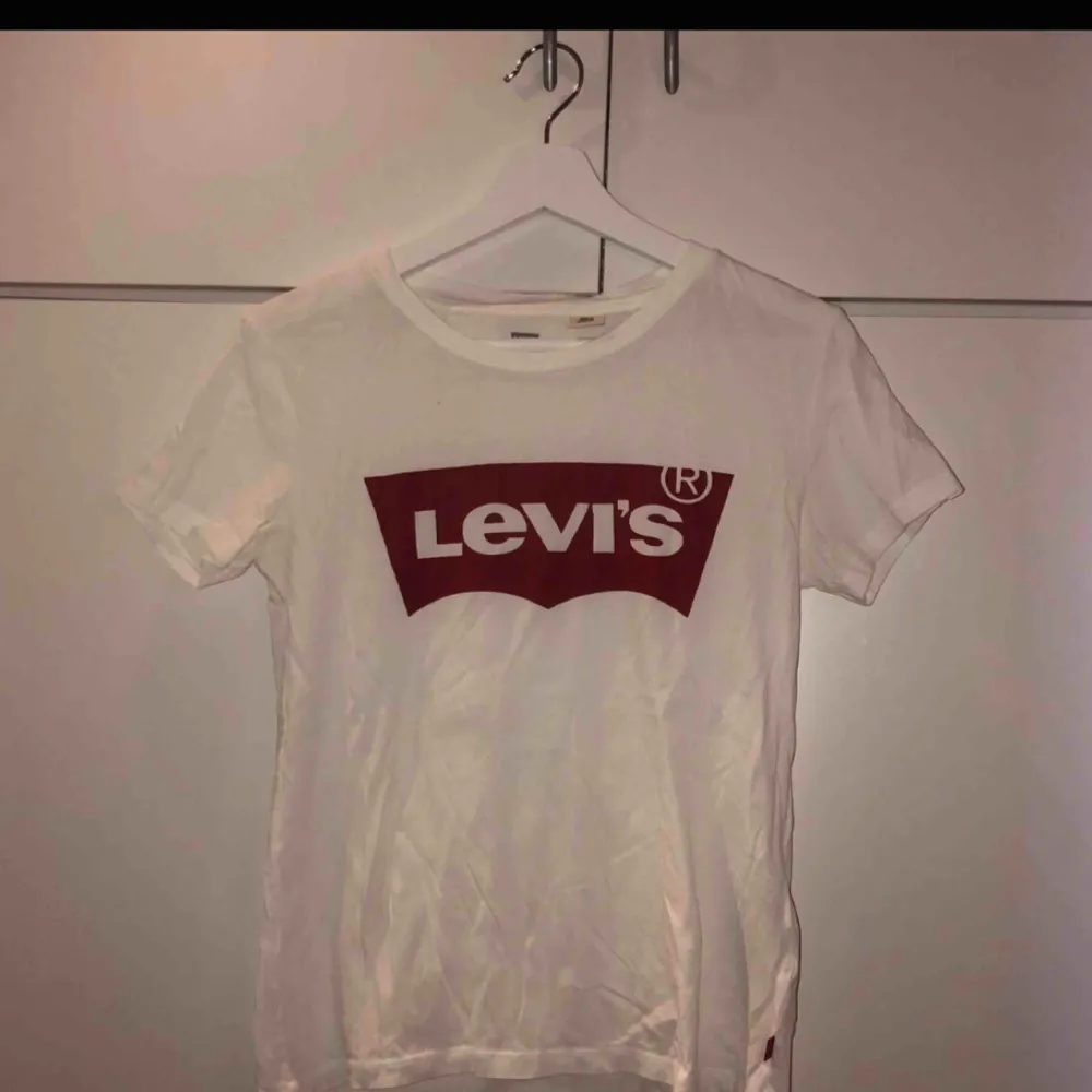Levis T-shirt, använd en gång!. T-shirts.