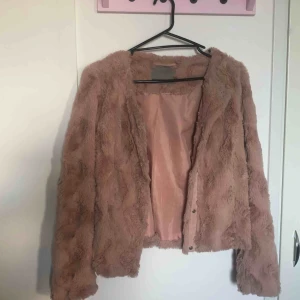  - Superfin ”smutsrosa” päls jacka från Vero Moda 