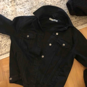  - Jeansjacka i väldigt bra skick! Passar de flesta storlekar beroende på hur man vill att den ska sitta