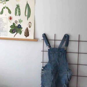  - Snygga hängselbyxor i jeans från h&m. Tyvärr för liten för mig, men supersnygga med slitningar på benen.