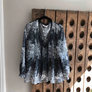  - Tunn blus i snyggt svart/grått mönster från OssMolly stl M Använd men i fint skick