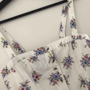  - Oanvänd klänning från Forever 21. Storlek S. Frakt på 42kr tillkommer, skickar i postnords blåa vadderade kuvert. 