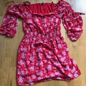  - Off shoulder klänning från H&M. Sparsamt använd.