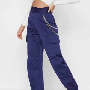  - Mörkblåa cargopants från natsygal, köpta här på plick men passade tyvärr inte mig och därför säljs det nu vidare, aldrig använda av mig och prislappen är kvar! Möts upp i Stockholm eller fraktas emot fraktkostnad.