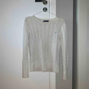  - Kabelstickad tröja från Polo Ralph Lauren. Är i Kids storlek XL vilket motsvarar en XS. Nypris ca. 700kr