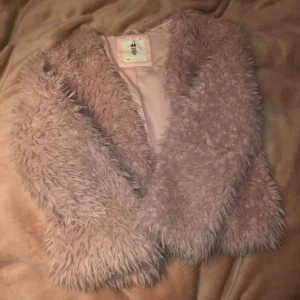  - Fluff jacka köpt på H&M knappt använd då jag inte fått tillfälle använd max två gånger, storlek 146 / 152 men passar en xs också. Väldigt fin och passar att ha på finare tillfällen men vardagar oxå