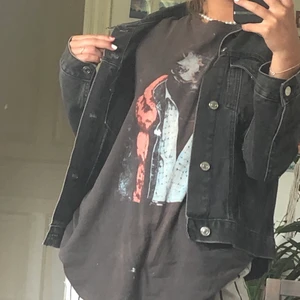 Jeansjacka - As snygg jeansjacka ifrån ginatricot den är i strlk s men är oversized vilket e snyggt! Köpte den för 499kr och den har inga defwkter men den e anvönd , säljer för 250 ink frakt