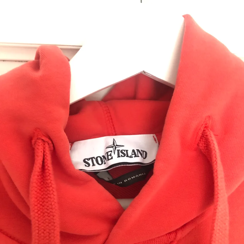 Säljer min näst intill oanvända hoodie från Stone Island i storlek M. Ljusröd/ korallröd. Hoodien finns inte längre kvar på hemsidan då den är inköpt för ungefär 1,5 år sedan💕 nypriset är 2500kr, köpare står för frakten!. Hoodies.