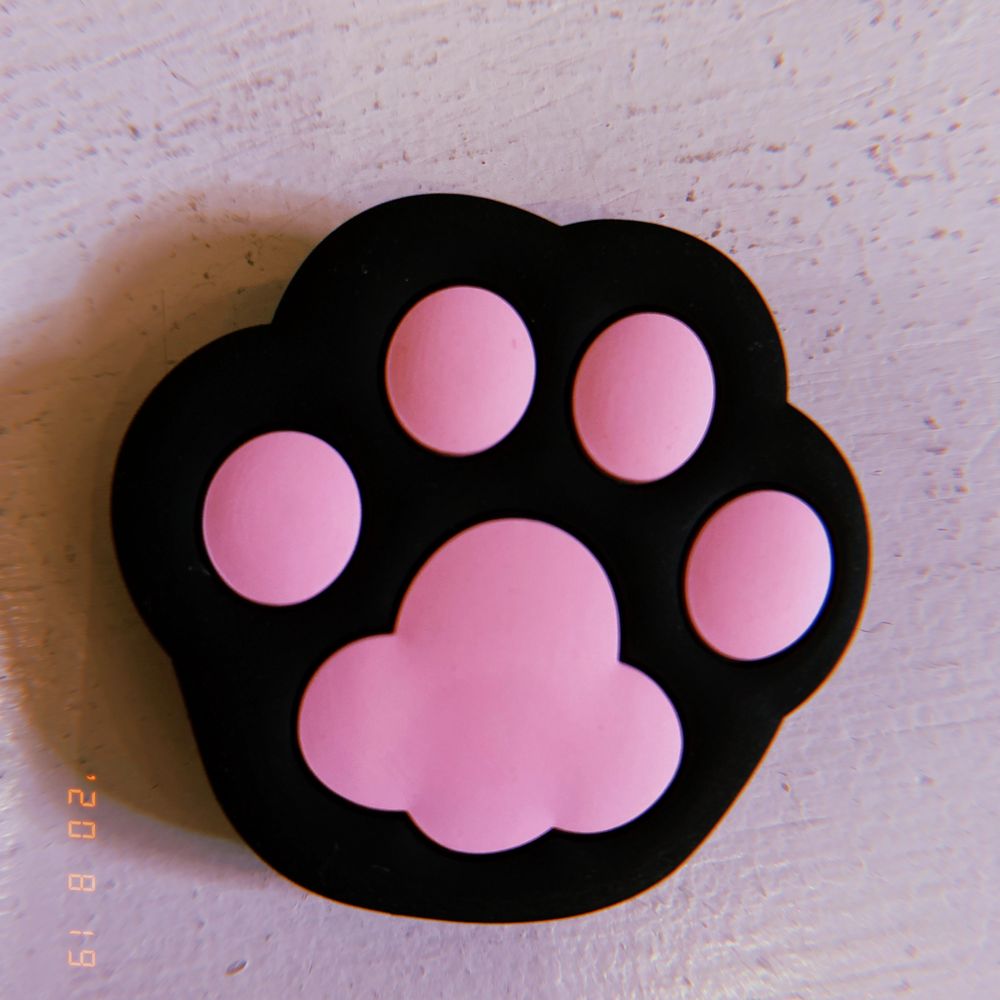 En popsocket som passar vilken mobil som helst!! Ser ut som ett gulligt tassavtryckđŸ,har just nu bara EN kvar...för att de andra blev sĂ„lda!Priset Ă€r 39kr vilket Ă€r bra för en popsocket eftersom de brukar vara dyra!Men högsta bud vinner sĂ„klartđ€. Accessoarer.