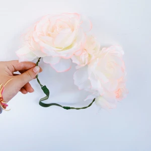 Blomkrans🌸 - Superfin blomkrans med vita blommor med rosa detaljer<3