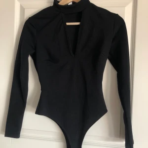 Body från Nelly - Fin body från Nelly. En triangel utskuren vid brösten. Köparen står för frakten💜