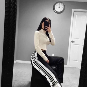 ADIDAS track pants  - Säljer mina fina adidas track pants som är i superfint skick, endast använd ett fåtal gånger. Köptes för 649kr och kvitto finns! Storlek Small