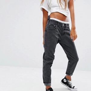 Jeans Liquor N Poker - Snygga jeans köpte från Asos av märket Liquor N Poker. Modellen har lägre midja fram och högre bak, samt en bakficka som sitter lite lägre och lite snett. Snygg stil i lite lösare modell. Avklippta, jag är 156 och kan vika upp dem en liten bit. Frakt 79kr