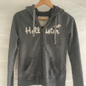 Hollister hoodie  - Hollister hoodie med dragkedja i strl S som har använts en del gånger men i väldigt bra skick! 