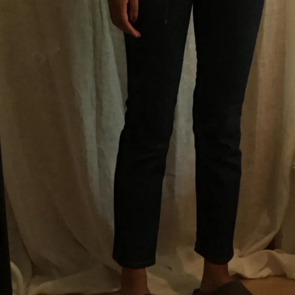 Jeans från FK, köpta förra året. Använda typ 5 gånger, pga för små. Jag är 168 cm, och modellen är kortare i benen. Hög midja. Modell: Stella, strök 26. :-) vid snabb affär säljer jag dem billigare! 🏄‍♀️💕. Jeans & Byxor.