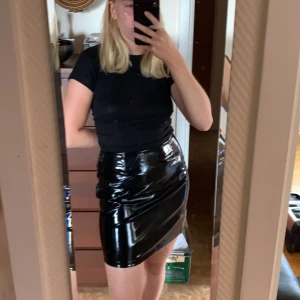 Latex kjol, S/M - Skitsnygg latex kjol!!🦇 Gillar inte kjolar på mig så säljer därför denna! Den är väldigt töjbar och lätt att röra sig I. 