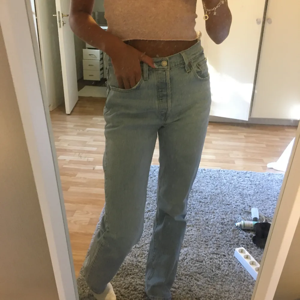 Säljer mina jättesnygga Levis 501 i storleken W27 L32 då de har blivit förstora😕🥰 sparsamt använda och i jättefint skick! . Jeans & Byxor.