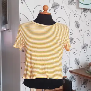 Denna gul-vit-randiga t-shirt från Monki säljes då den inte längre används. Den har ett litet hål vid vänster axel som går att laga utan några problem. Passar både S och M! Skönt material!