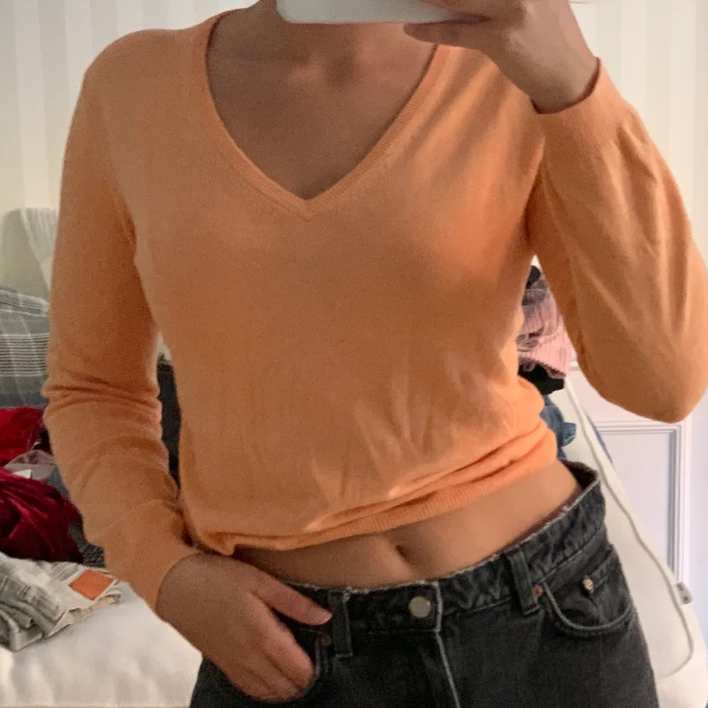Orange långärmad v ringar tröja som jag ej vet märket på, så fin men kommer inte till användning å har blivit lite liten för min smak. Tröjor & Koftor.