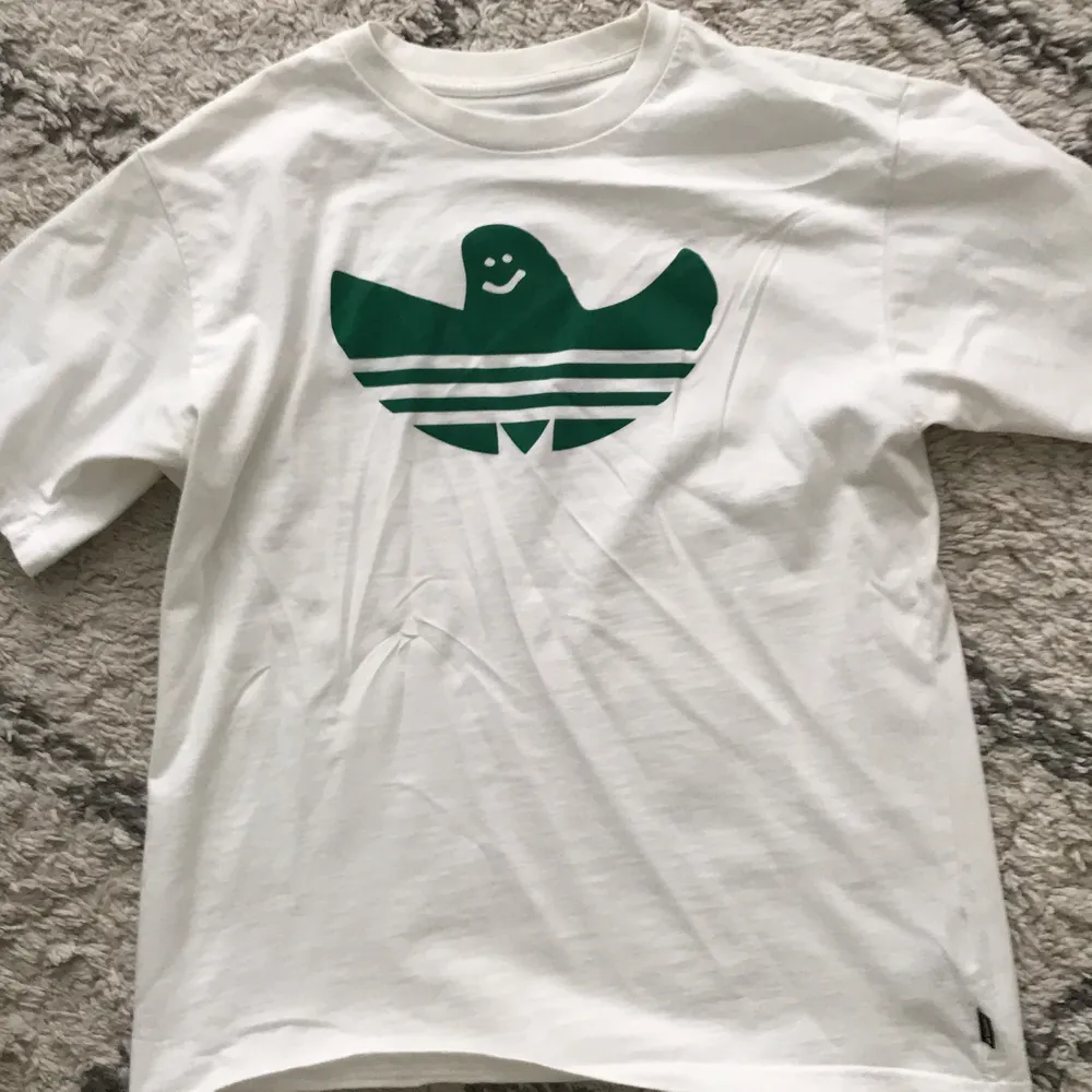 Andvänd en gång, adidas skateboard t shirt köpt på Urban outfitters cond:9/10. T-shirts.