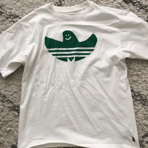 Adidas skateboard t shirt  - Andvänd en gång, adidas skateboard t shirt köpt på Urban outfitters cond:9/10