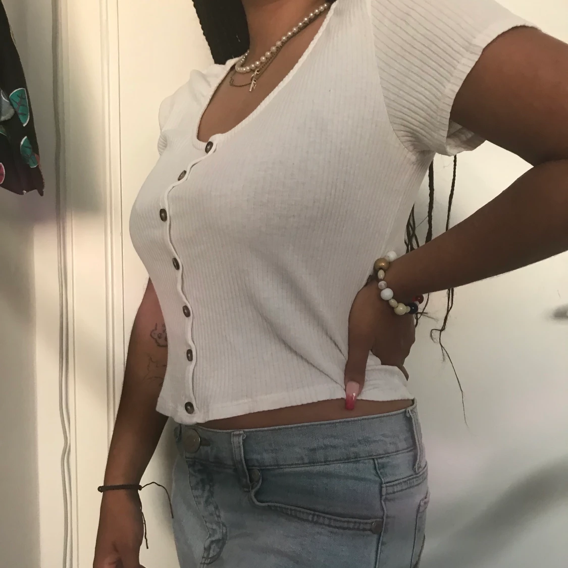 Vit topp med knappar - 90