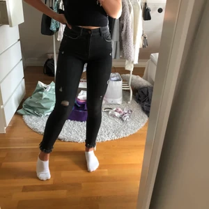Zara jeans  - Grå svarta jeans från zara med slitningar/fransar vid slutet av benet. Jeansen är i storlek 36 och i fint skick. Köpare står för frakten!