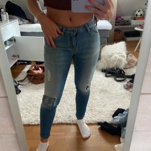 Armani jeans - Riktigt balla Armani jeans!! Ljusa och lågmidjade. Helt oanvända. Köpta för ca 2500kr.