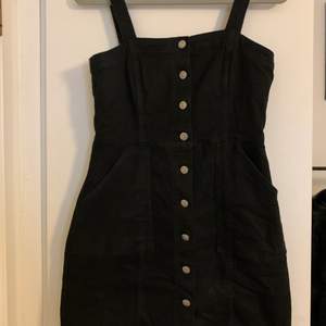 Hängsle klänning från Hm. Storlek 38 i nyskick. Säljs på grund av att den inte kommer till användning.          Priset går att diskutera vid snabb affär!💕