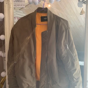 Bomber jacka - Fin bomberjacka ifrån BikBok, fint skick bara använd ett fåtal gånger, strl S. Nypris 600 mitt pris 150+frakt.