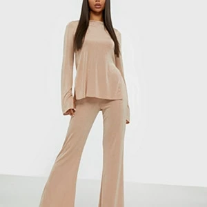 Sett av tröja och byxor - Luftigt och lent material. Champagne färgat.