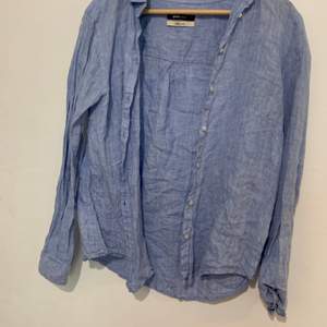 Ljusblå skjorta strl 38 i 100 % linne. Paketpris vid köp av tre skjortor: 200 kr för tre.
