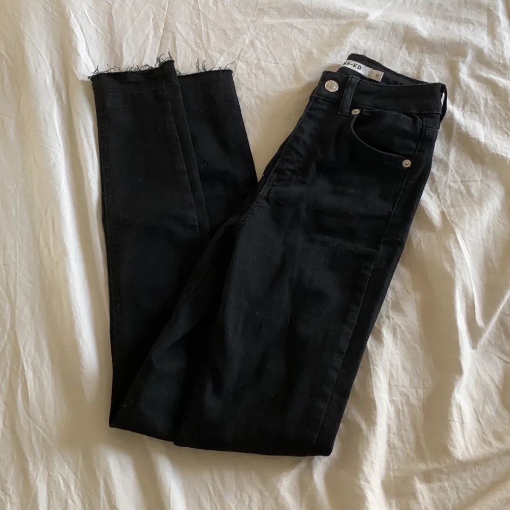 Helt vanliga svarta jeans från NA-KD. Storlek 32, 100kr frakt tillkommer 63kr. Jeans & Byxor.
