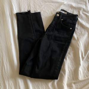 Helt vanliga svarta jeans från NA-KD. Storlek 32, 100kr frakt tillkommer 63kr