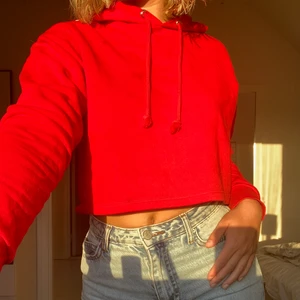Röd hoodie  - Fin hoodie som endast är använd ca 3 gånger därav i superbra skick! Inga knottror eller skador. Den är cropped och har även en huva! Hör av er om ni är intresserade eller har några frågor❤️ frakt tillkommer
