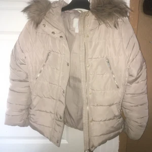 Biege jacka - En fin Biege jacka Från H&M jätte fint skick st:36 