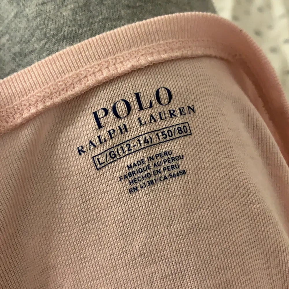 En fin rosa tröja från Ralph Lauren💞 jätteskönt material! Säljer då den inte kommer rill användning. T-shirts.