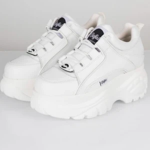 Buffalo skor, vita - Säljer mina skit fina Buffalo! Säljs pga att dem tyvärr ej kommer till användning. Använda endast tre gånger, frakt tillkommer (väldigt billiga)