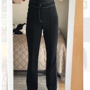 Kostymbyxor  - Kostymbyxor med contrast stich från HM. Väldigt stretchiga i materialet så passar mig som vandligtvis har storlek 34 men också en storlek 40. Möts upp i Stockholmsområdet eller fraktar.