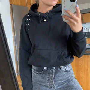 Svart Hoodie  - Superfin basic hoodie med perfekt passform. Säljer pga jag har flera likadana så den kommer tyvärr inte till användning längre.💕