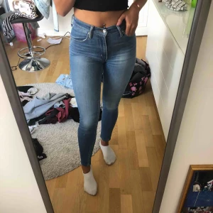  - Blåa jeans ifrån Levi’s, dom är lite slitna som man ser på färgen och det är även en liten slitning på ena bakfickan som man ser på sista bilden. Kan mötas upp i Örebro eller Eskilstuna eller frakta, köpare står för frakt. 