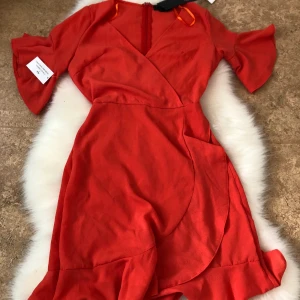 trendig klänning  - Helt ny klänning men lappen fortfarande kvar. Den är otroligt fin nu till sommaren :) den är mer orange i verkligheten, vid fler frågor är det bara att höra av sig! 