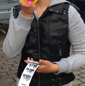 Jacket - Denna halva skinn jacka/halva hoddie material! Asball. Säljes då den inte kommer till användning längre ! 🦋 120 + frakt 