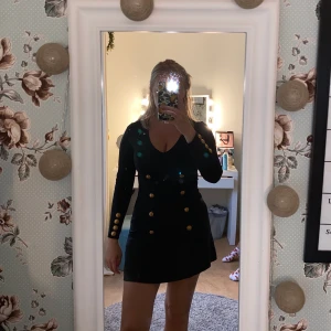 Klänning  - Superfin klänning med knappar 😍 säljer pga liten, strolek xs!! 😇 skriv vid intresse eller frågor😋 (köparen står för frakt) 🖤