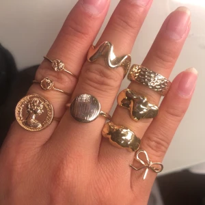 Olika ringar - Ringar i fint skick från bl.a Gina Tricot och asos.! En del är aldrig använda. Säljer pga att jag inte får användning av dem. Säljer alla för 109 kr. Frakt 11 kr. De inringade är sålda!